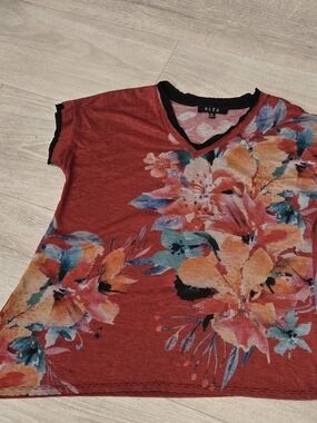 B.L.E.U. Red Floral V-Neck Short Sleeve Tee